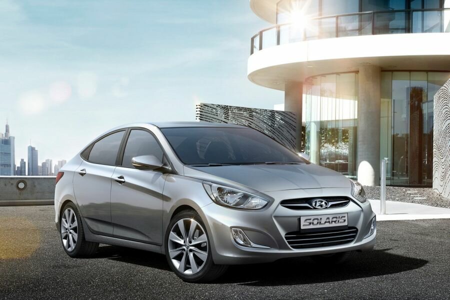 Hyundai Solaris отличает выразительная текстура передней панели, хромовые вставки, высокое качество подвески Сравниваем Kia Rio и Hyundai Solaris